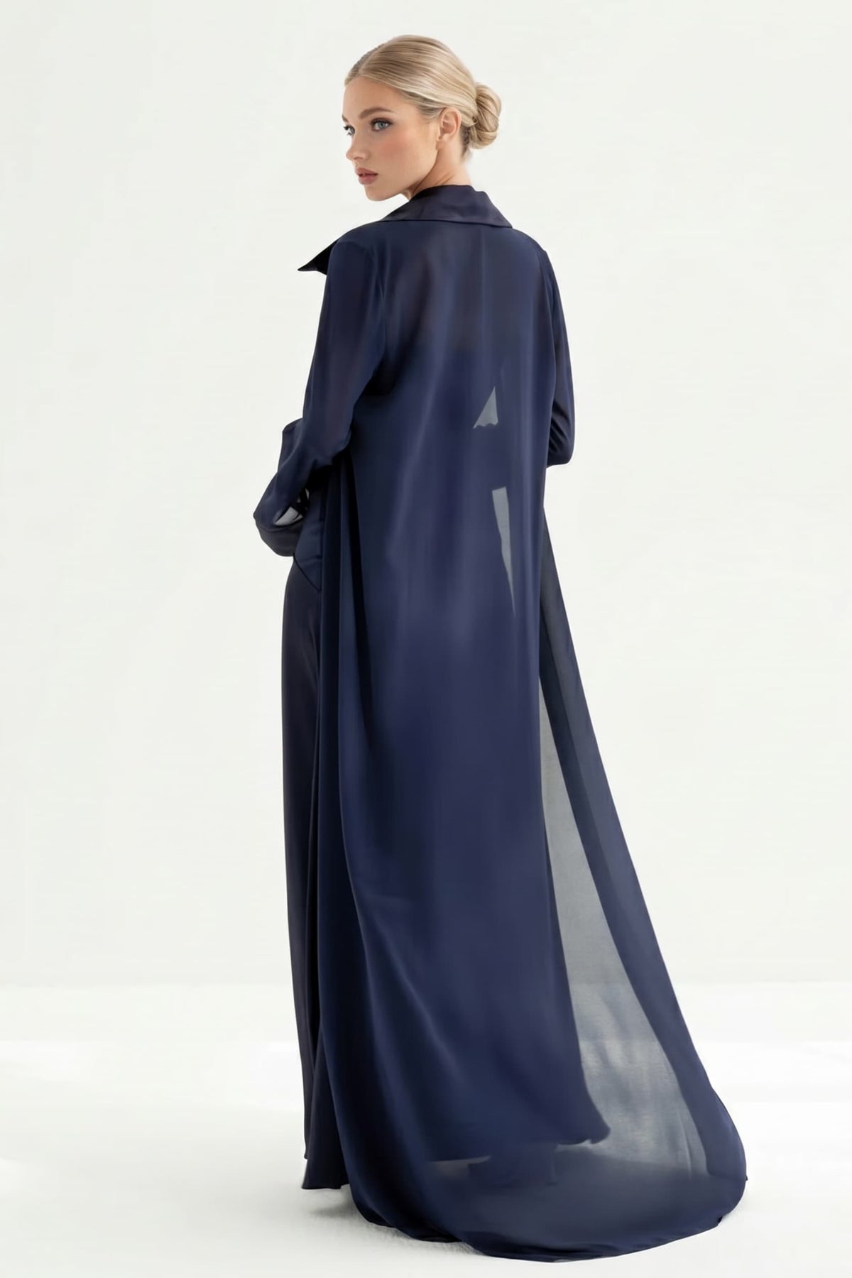 Conjunto elegante de duas peças com vestido comprido de cetim e sobreposição comprida de chiffon transparente