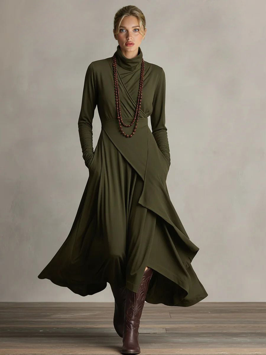 Elegantes asymmetrisches Maxikleid mit hohem Kragen und Drapierung