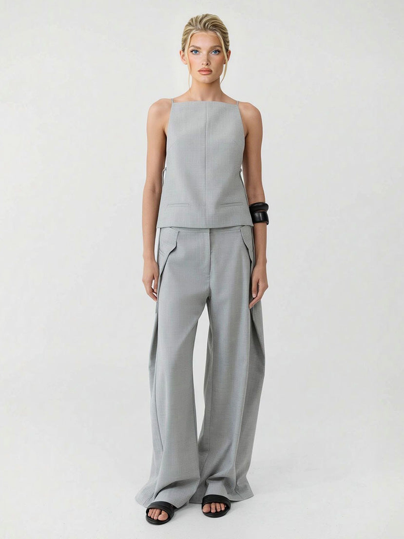 Minimalista completo a due pezzi con top senza maniche e pantaloni asimmetrici a gamba larga