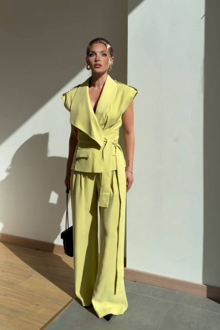 Set aus asymmetrischer Weste und Hose mit weitem Bein