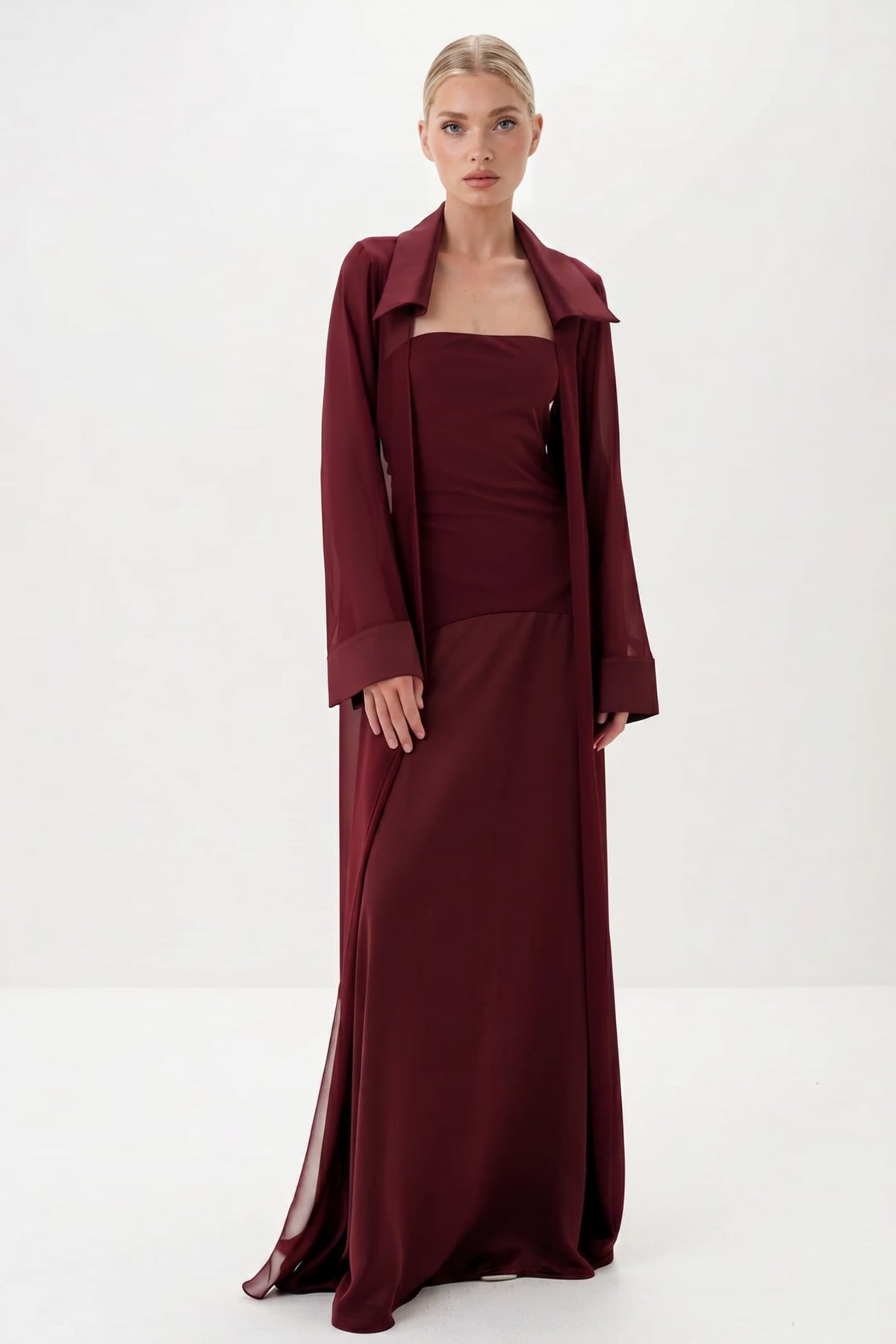 Conjunto elegante de duas peças com vestido comprido de cetim e sobreposição comprida de chiffon transparente