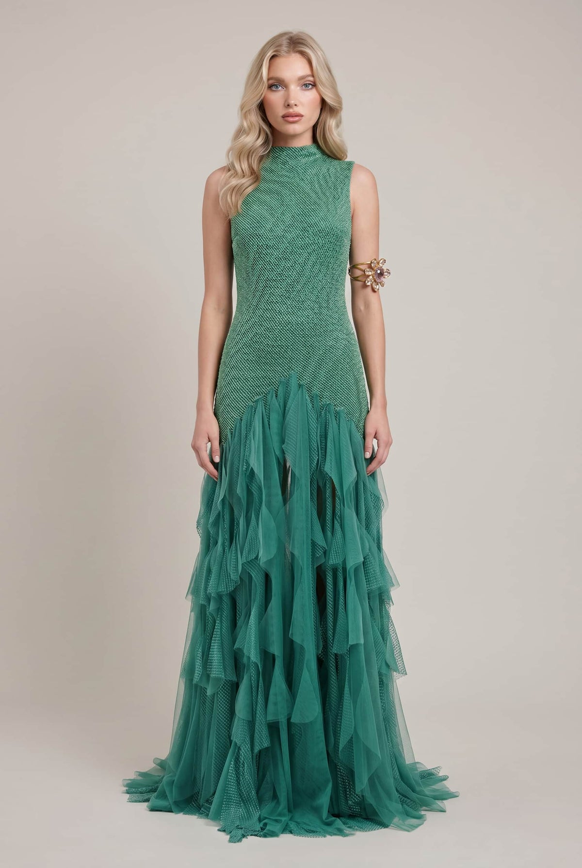 Vestido largo brillante sin espalda con diseño de borlas