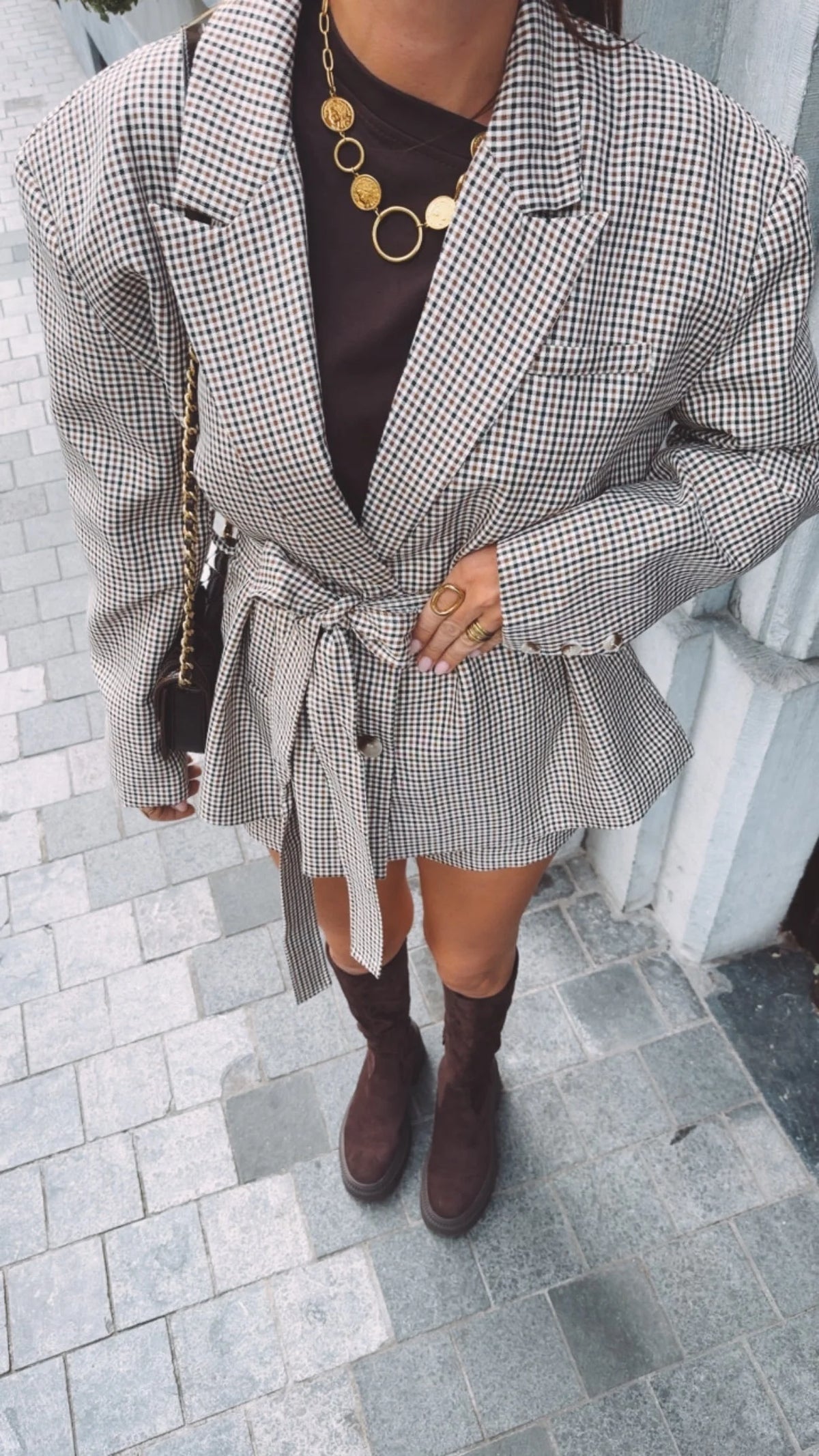 Conjunto de duas peças de blazer cintado e calções de pied-de-poule para mulher