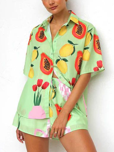Conjunto informal de dos piezas con camisa tipo cárdigan estampada y shorts