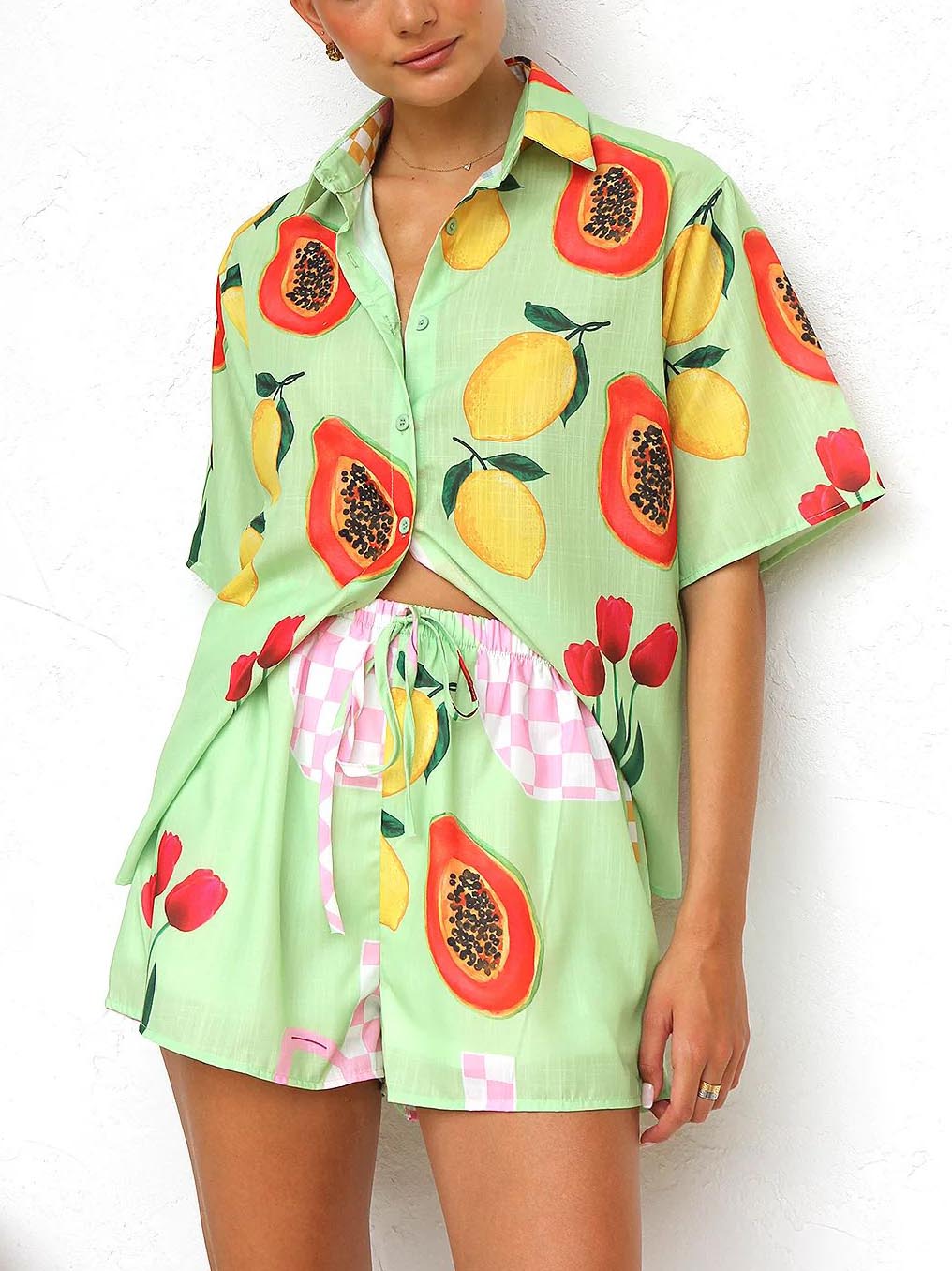 Conjunto informal de dos piezas con camisa tipo cárdigan estampada y shorts