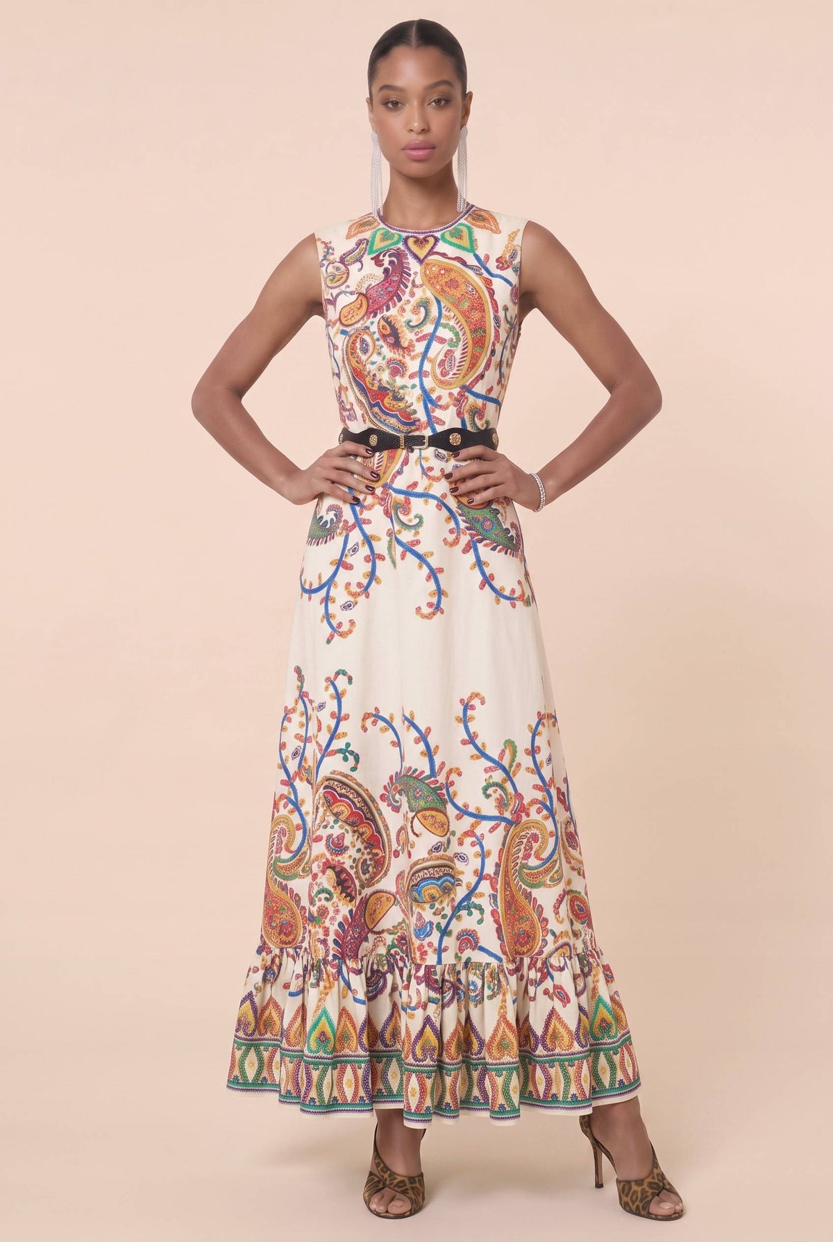Buntes ärmelloses langes Kleid mit Cashewblütenmuster, tailliertem Schnitt und Rüschen