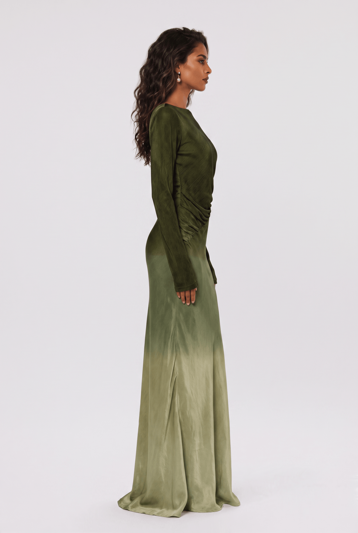 Figurbetontes langes Kleid aus olivgrünem Satinstoff mit Farbverlauf, U-Boot-Ausschnitt, langen Ärmeln, seitlichen Falten und Schlitz
