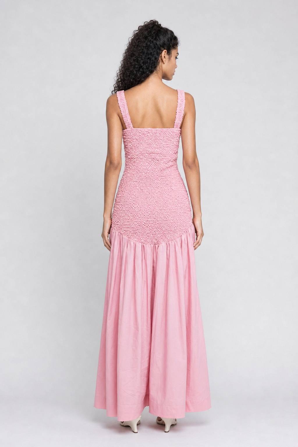 Rosa langes Kleid mit quadratischem Kragen, Blasenstruktur, Trägern, betonter Taille und weit schwingendem Rock