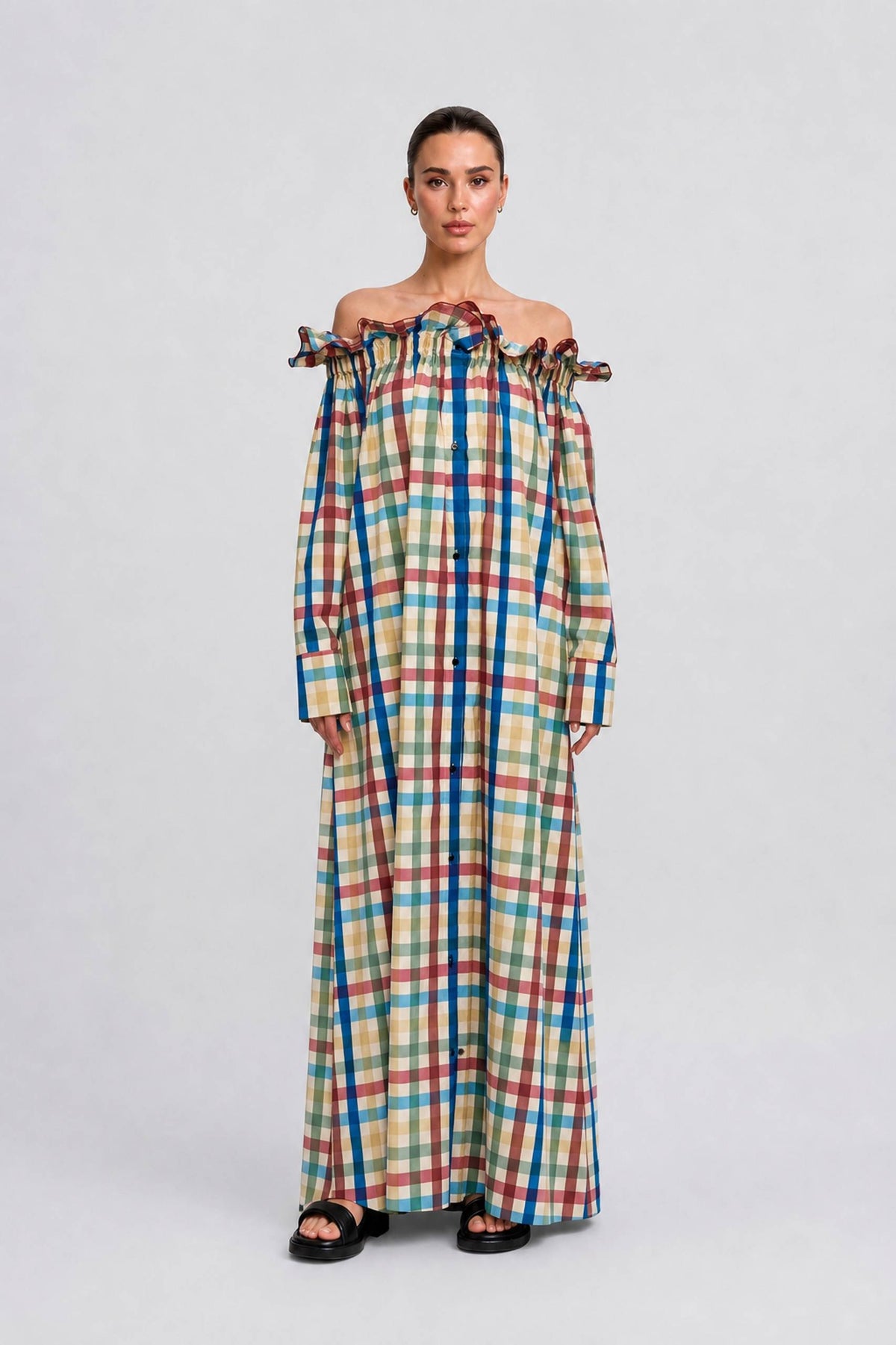 Abito-camicia lungo e ampio con bottoni, maniche lunghe, spalle scoperte e stampa scozzese colorata