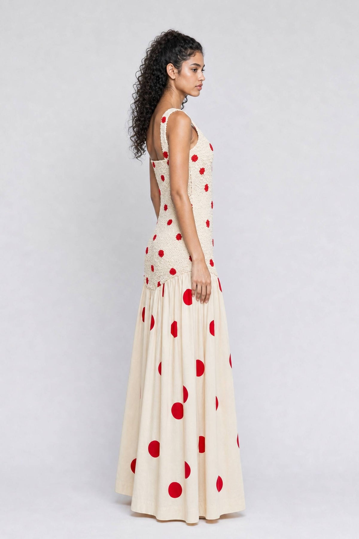 Beiges langes Kleid mit strukturierter Oberfläche, breiten Trägern, rotem Wellenpunktmuster, Ziernähten an der Taille und weit schwingendem Rock