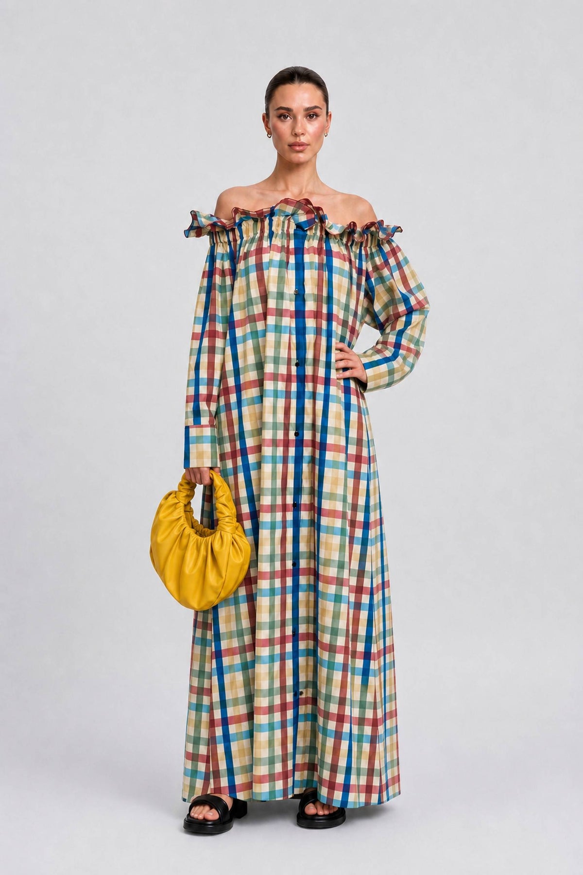Abito-camicia lungo e ampio con bottoni, maniche lunghe, spalle scoperte e stampa scozzese colorata