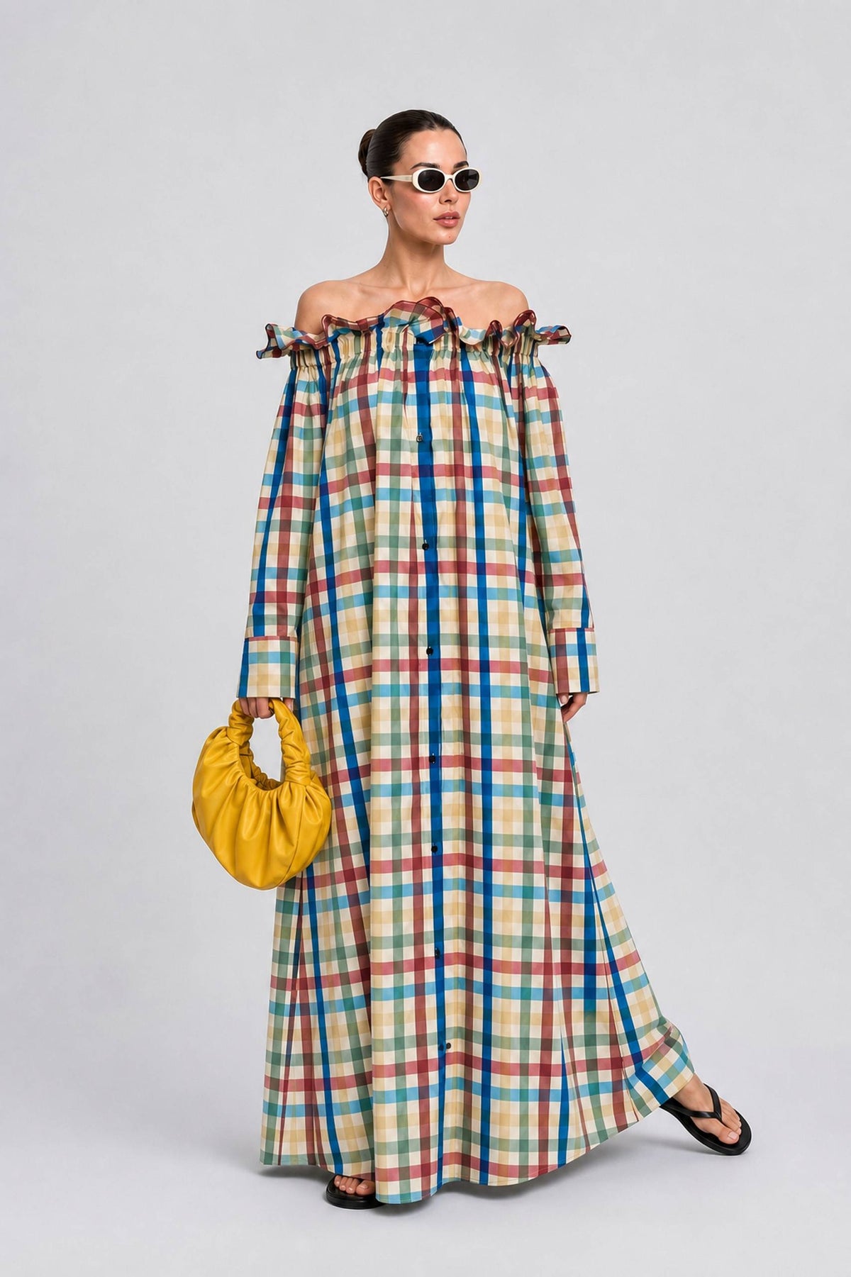 Abito-camicia lungo e ampio con bottoni, maniche lunghe, spalle scoperte e stampa scozzese colorata