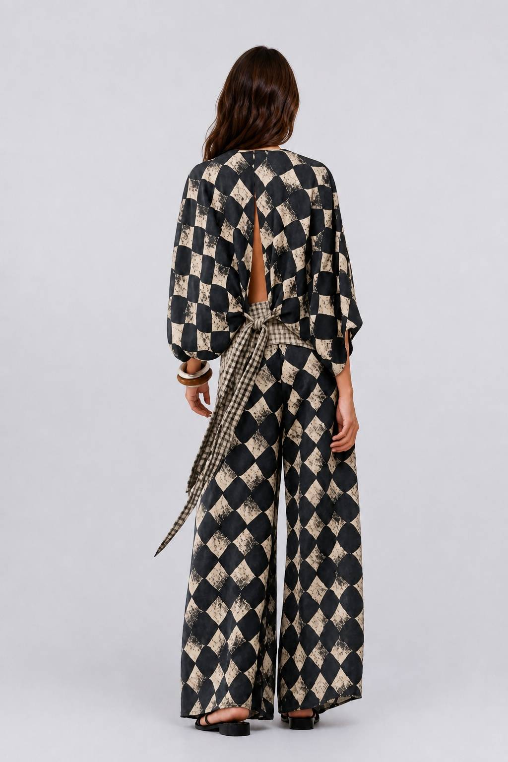 Zweiteiliges Set mit geometrischem Schwarz-Weiß-Print - Boho-Chic-Hose mit weitem Bein und Croptop