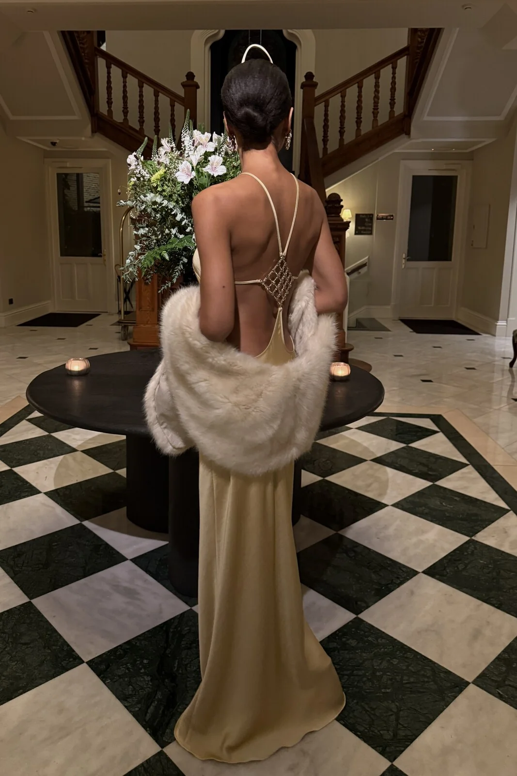 Vestido largo color champán dorado con cuello halter y espalda con cadena geométrica - vestido de noche de satén de lujo