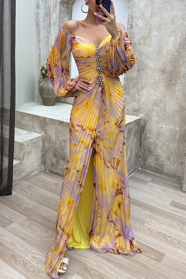 Vestido comprido formal de noite, com ombros à mostra, estampado floral, pregas, strass e racha