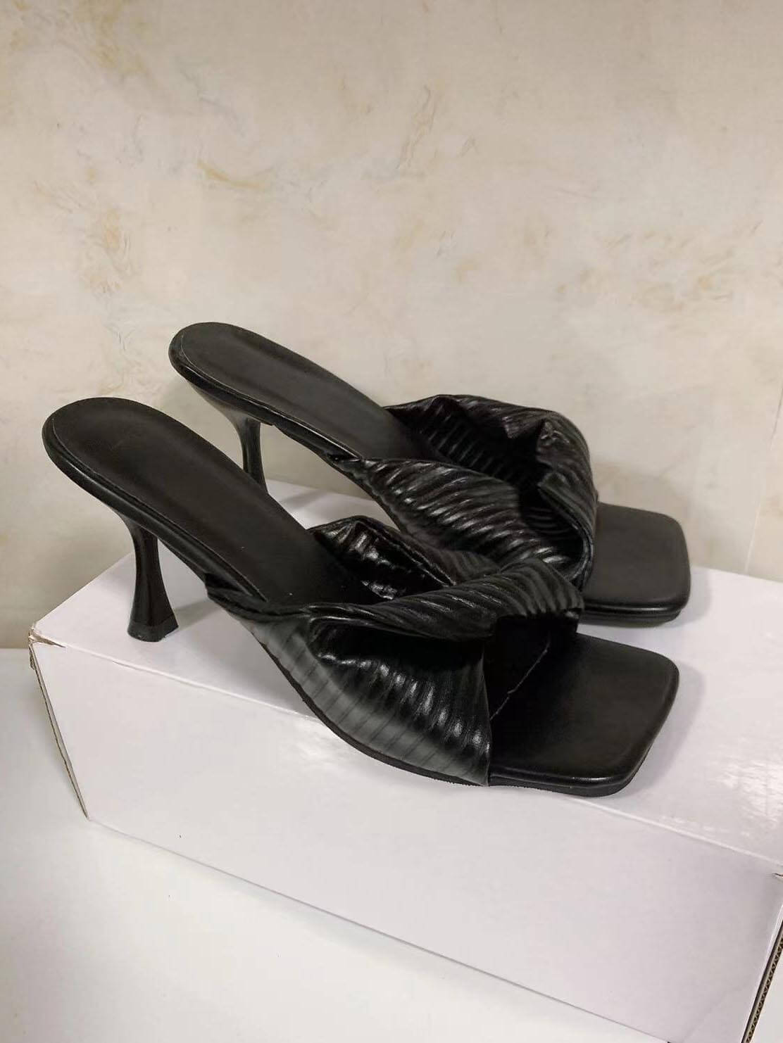 Geflochtene Sandalen mit eckiger Spitze, Plissees und Stilettoabsatz