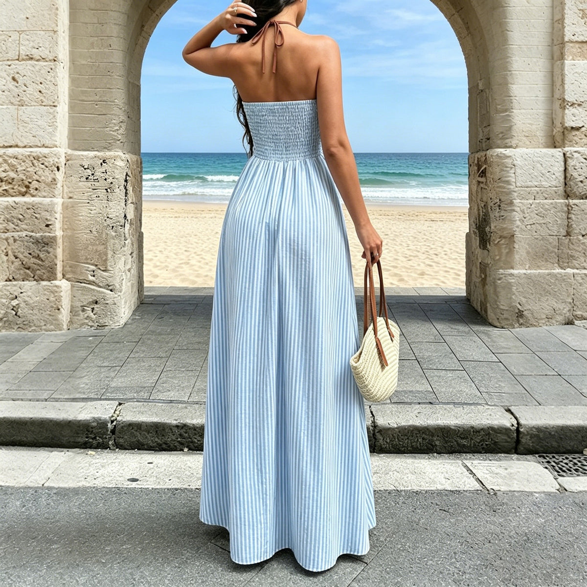 Abito estivo lungo a righe con scollo all’americana e cut-out