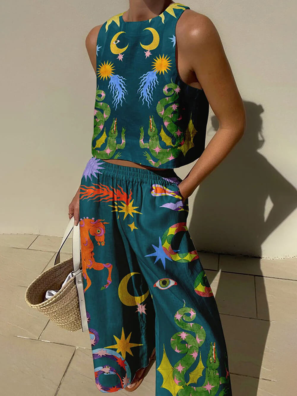 Conjunto de top de alças com estampado exclusivo e calças com bolsos e cintura elástica