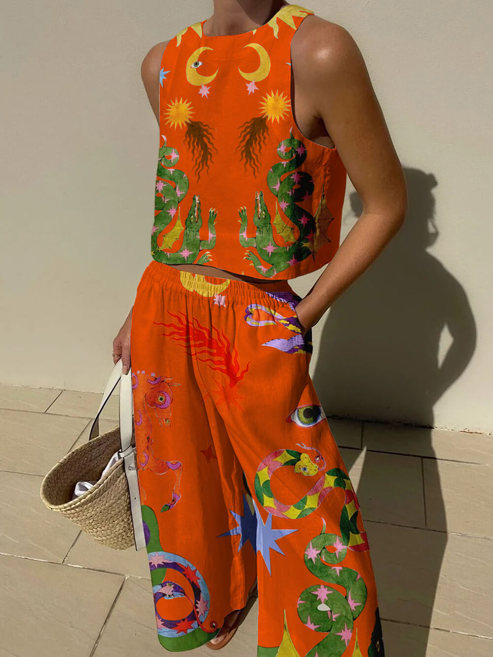 Conjunto de top de alças com estampado exclusivo e calças com bolsos e cintura elástica