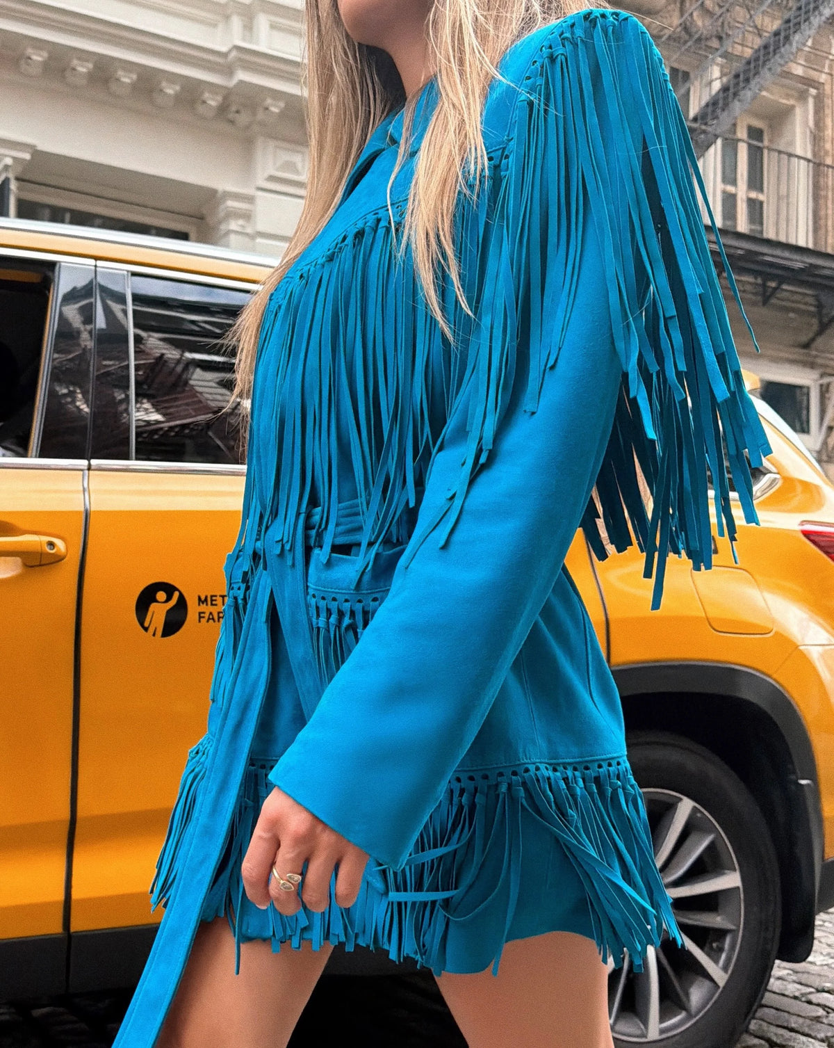 Vestido mini azul de camurça com franjas ao estilo western, de manga comprida, cinto e lapelas