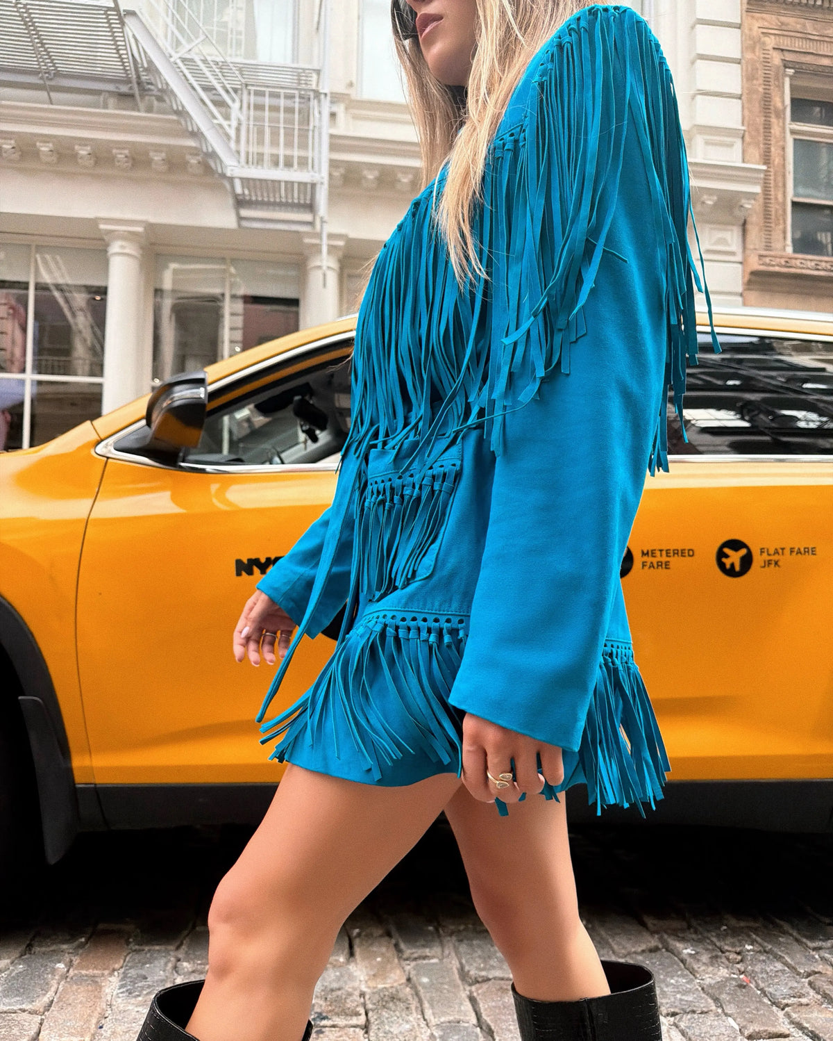 Vestido mini azul de camurça com franjas ao estilo western, de manga comprida, cinto e lapelas