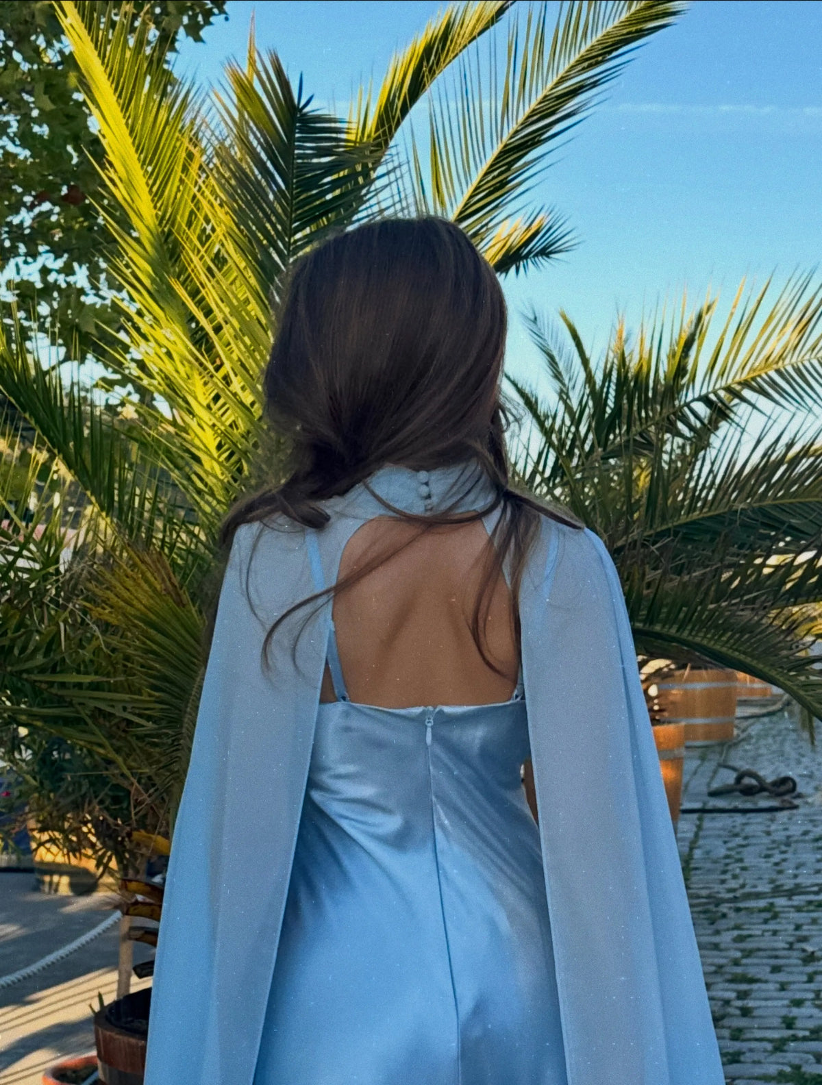 Robe longue de soirée élégante en satin bleu clair à col montant et cape courte