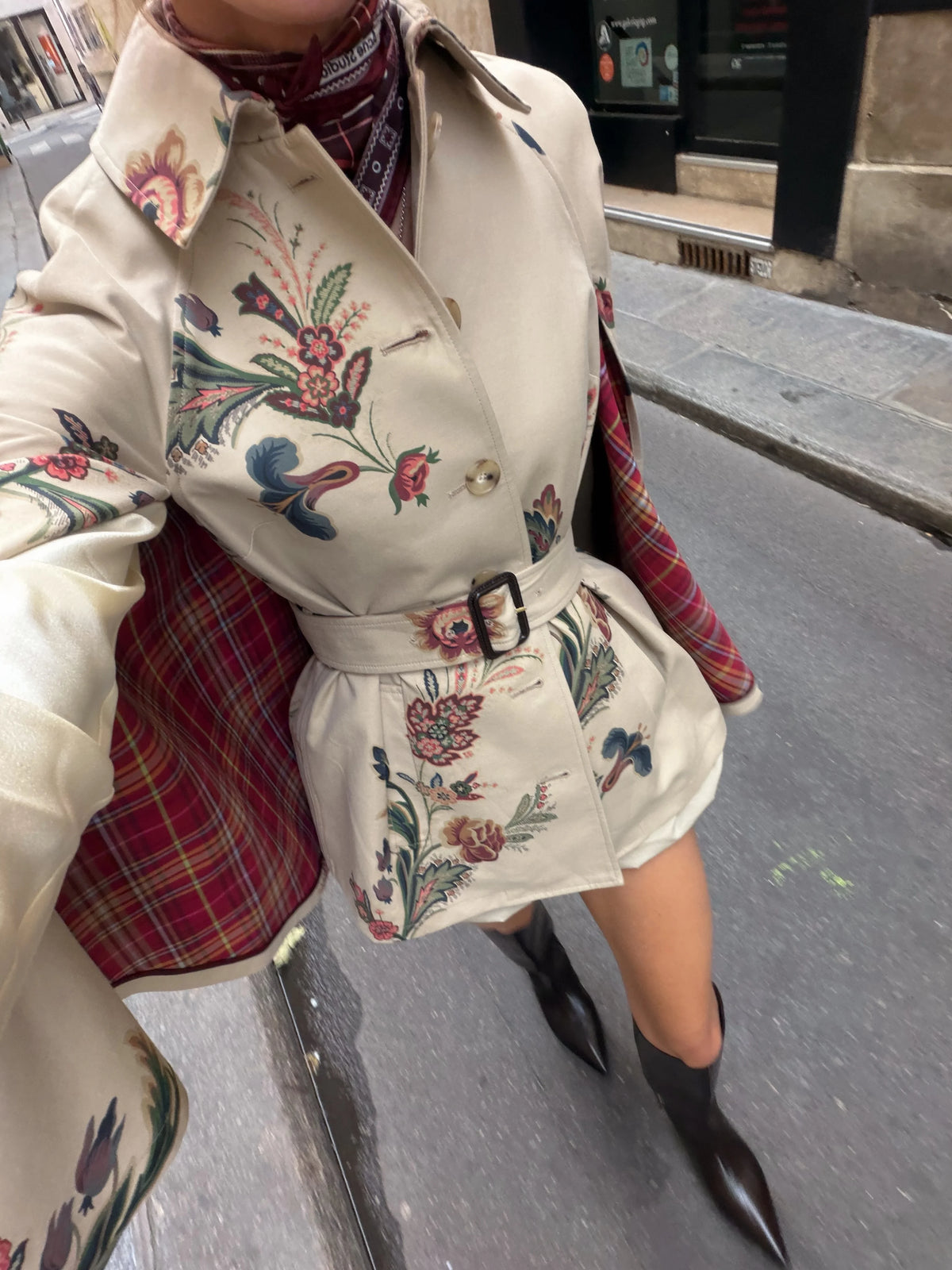 Capa-top vintage para senhora, com estampado floral, cinto e forro aos quadrados