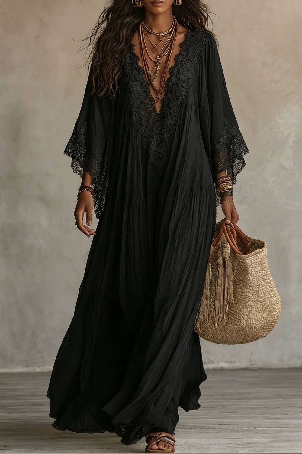 Langes Bohème-Kleid aus Spitze mit V-Ausschnitt und Trompetenärmeln