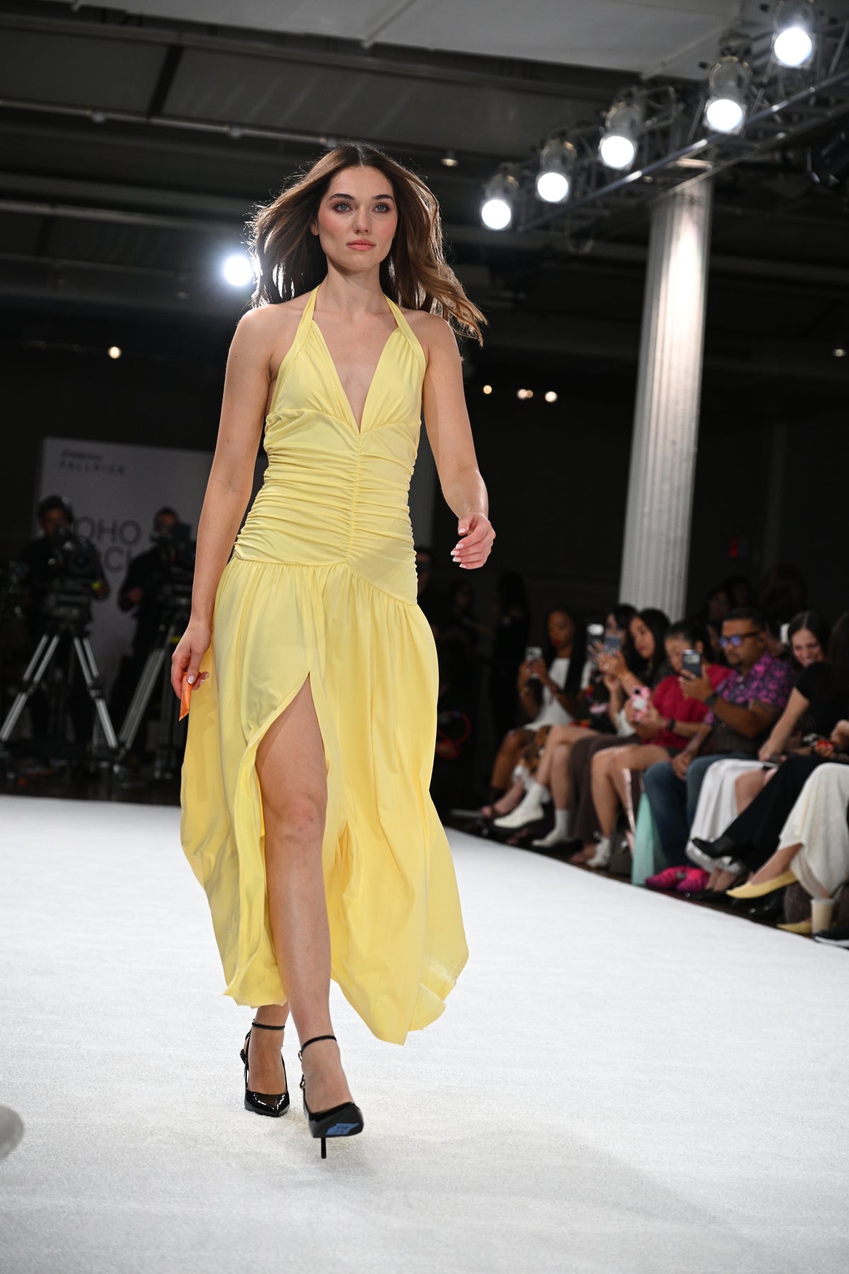 Maxikleid mit Neckholder, Plisseefalten und Schlitz