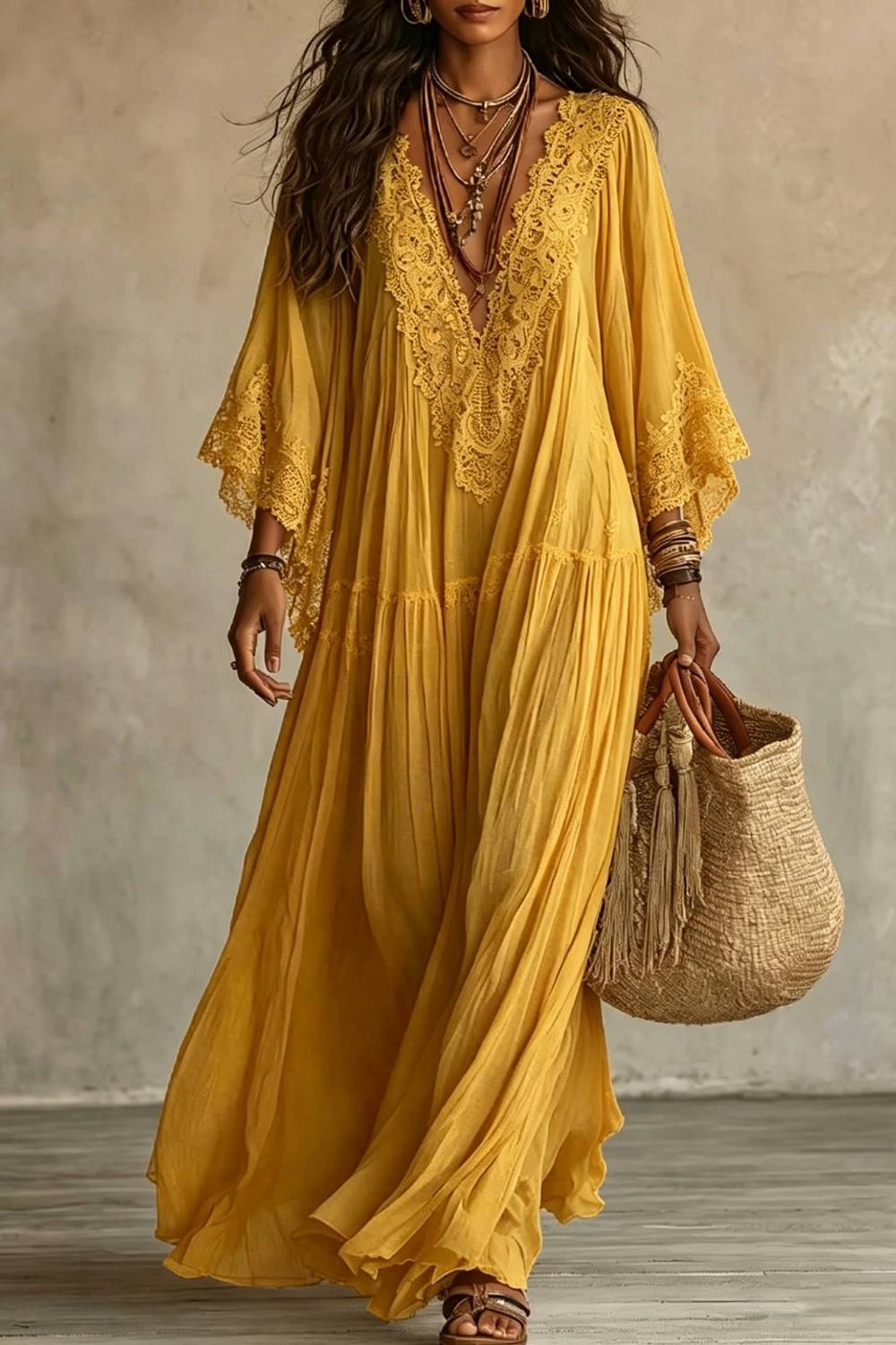 Langes Bohème-Kleid aus Spitze mit V-Ausschnitt und Trompetenärmeln