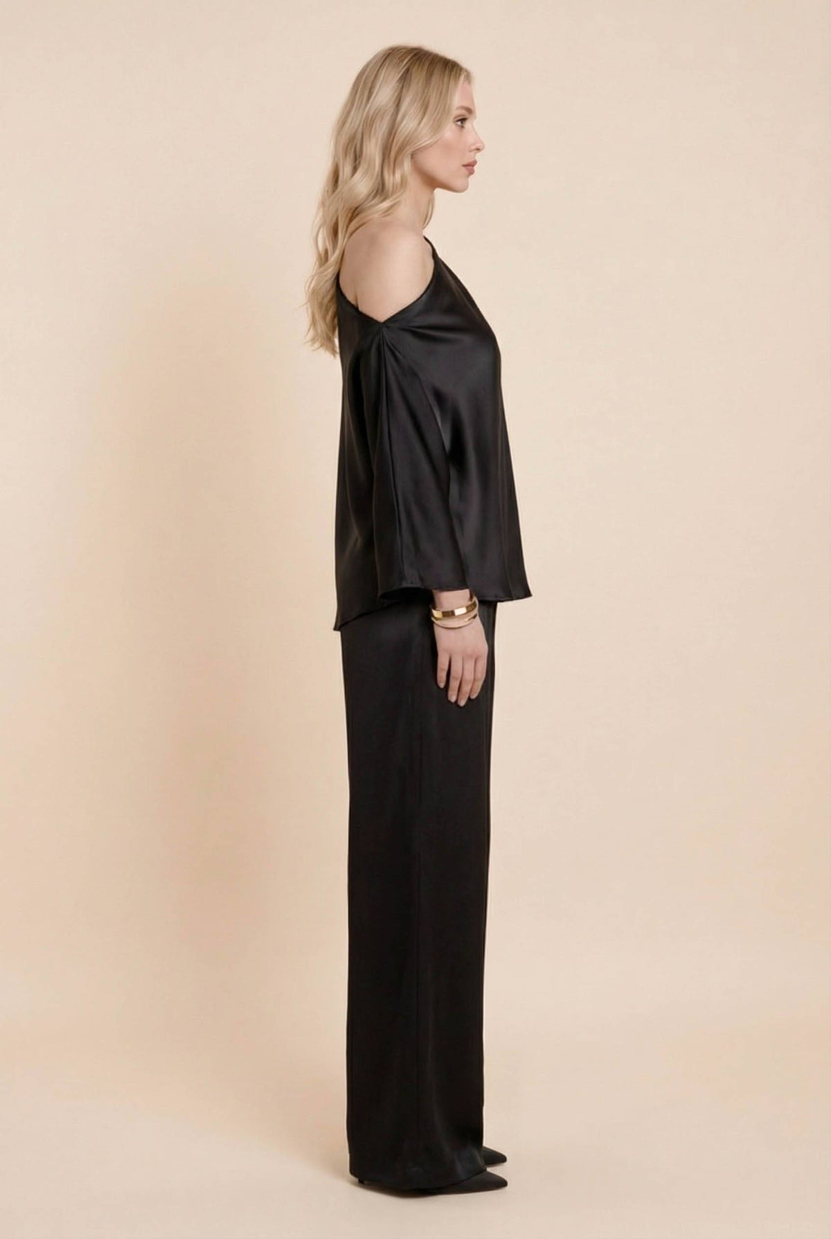 Zweiteiler-Set aus schulterfreiem asymmetrischem Hemd und Hose mit weitem Bein
