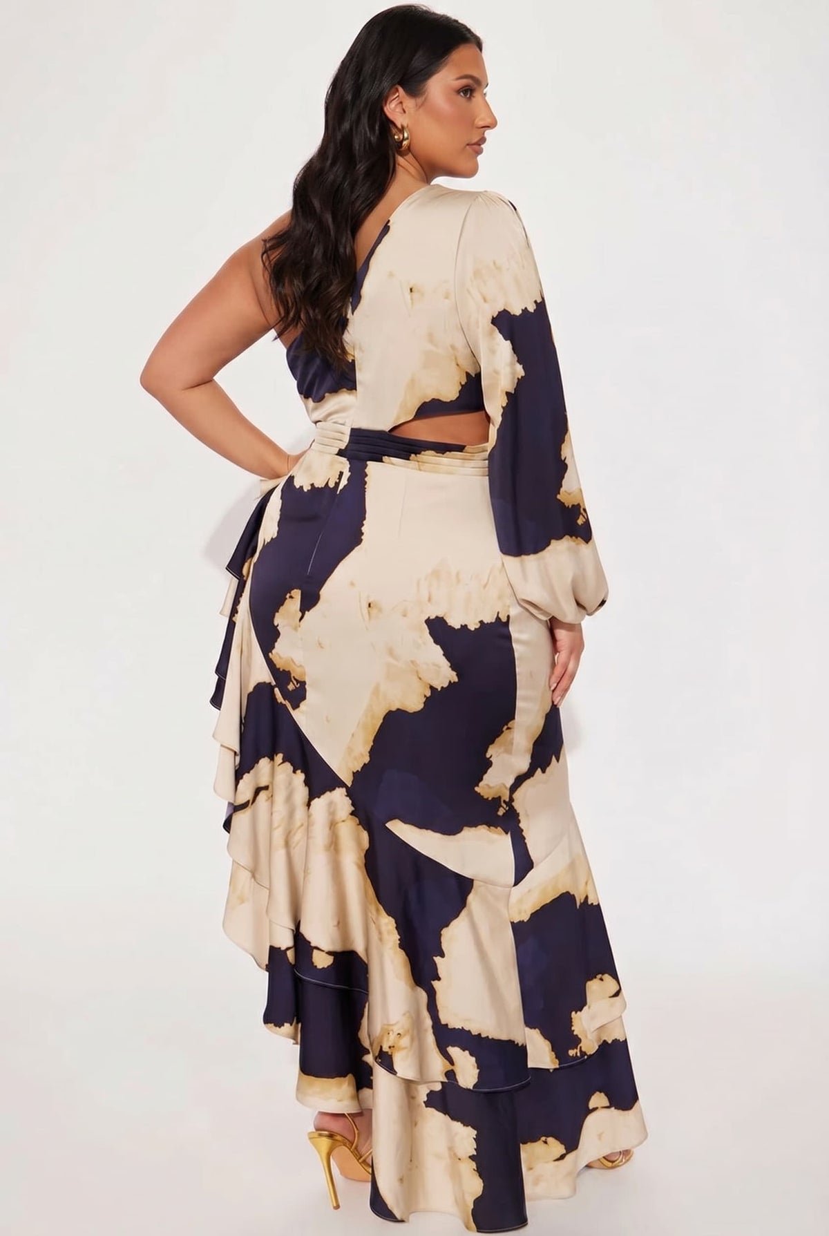 Maxikleid mit einem Ärmel und asymmetrischem Saum