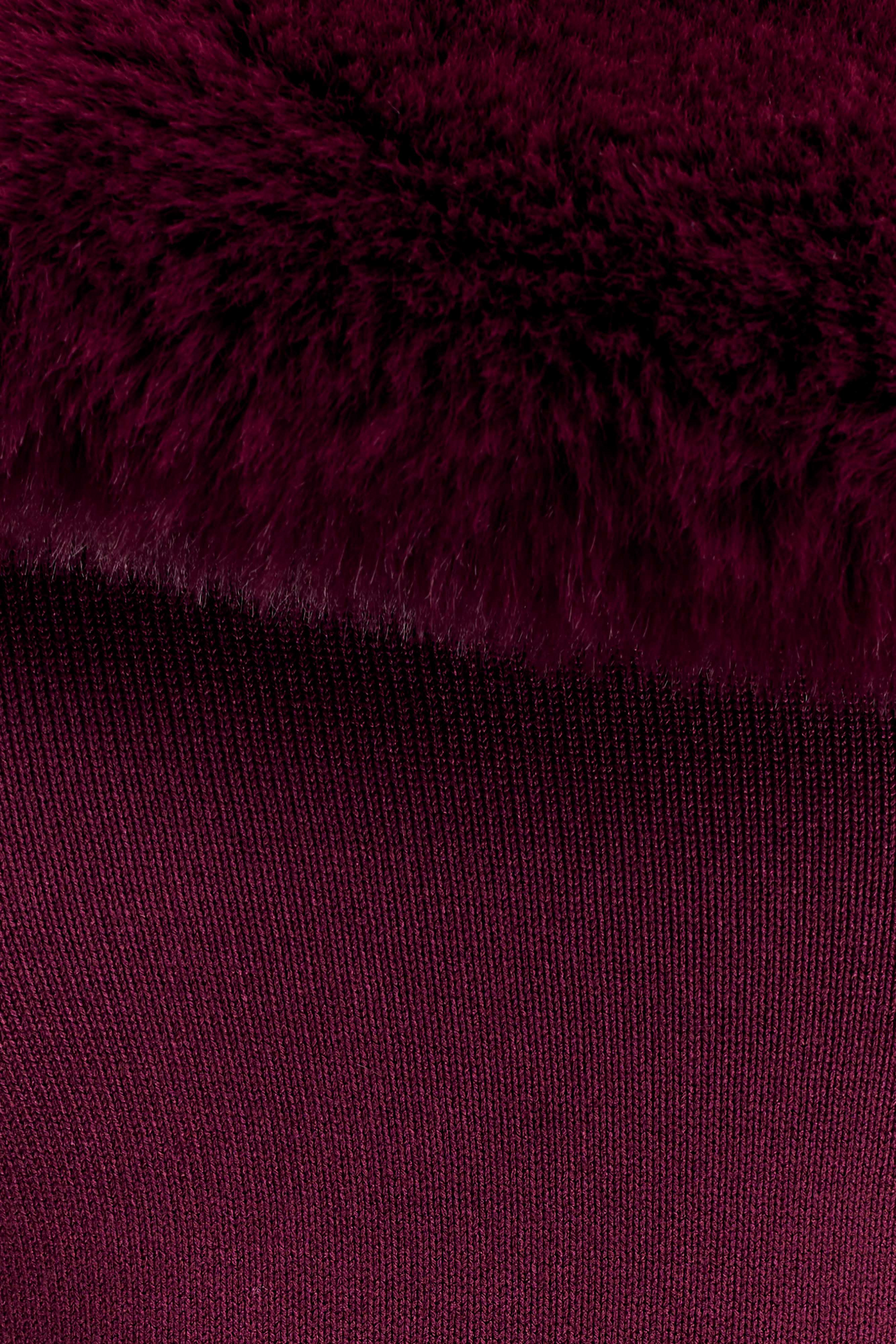 Abito lungo bordeaux monospalla con bordo in finta pelliccia e spacco alto