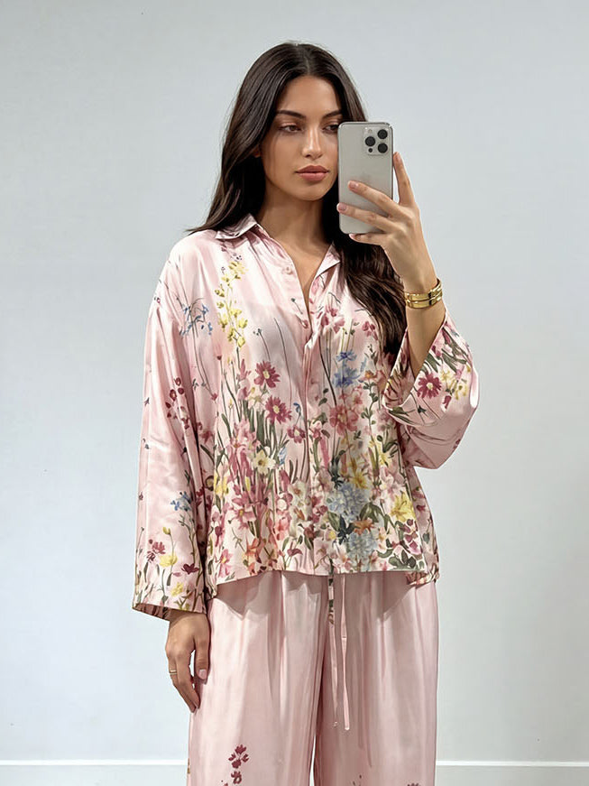 Completo elegante con camicia in raso a stampa floreale e pantaloni a gamba larga