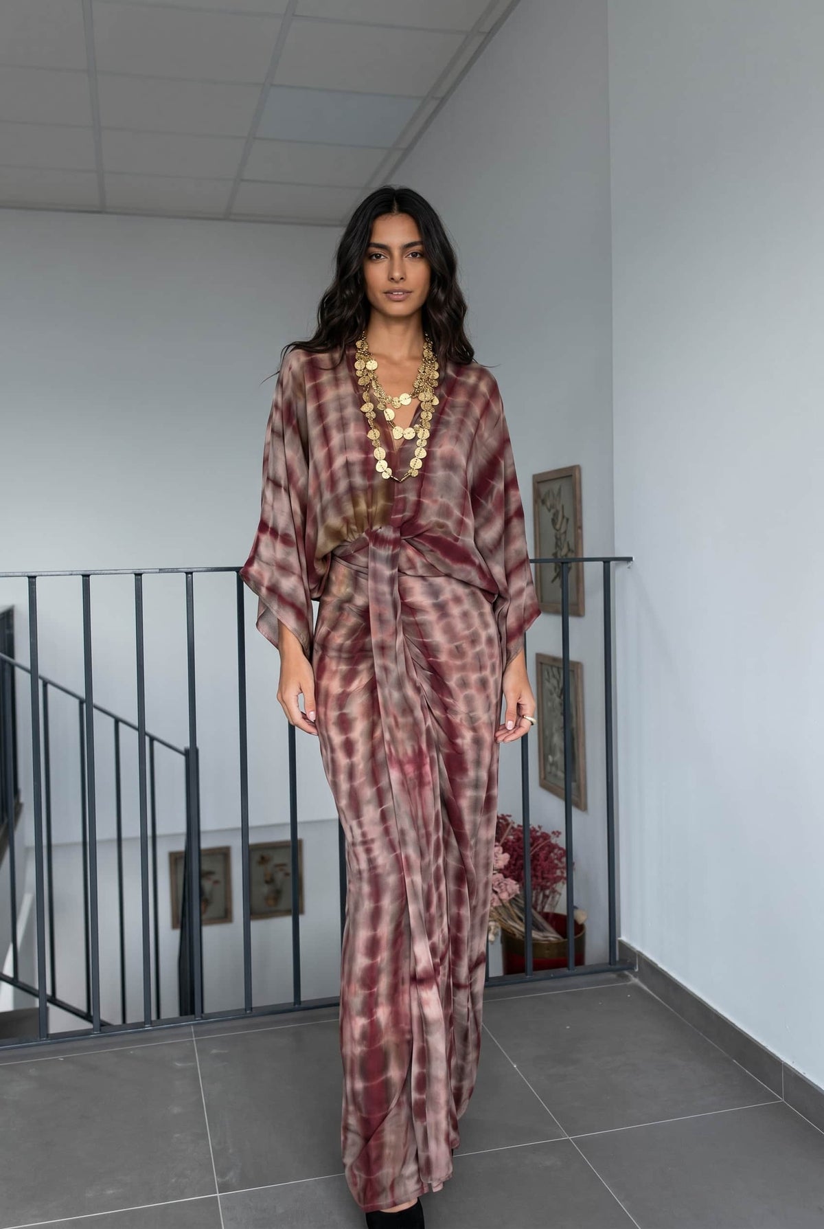 Maxikleid mit V-Ausschnitt, Print, Schlitz und Bänderdetail