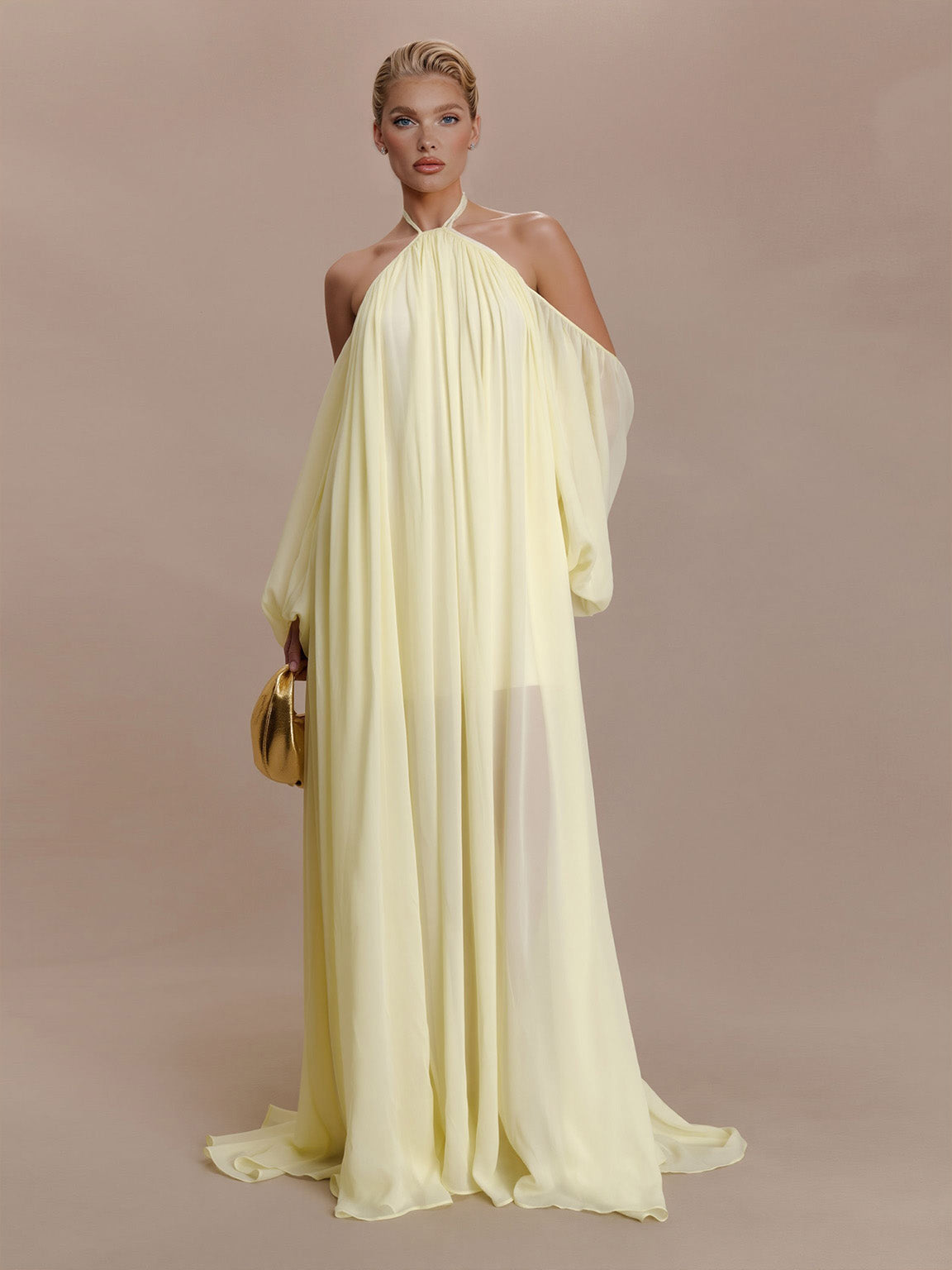 Vestido largo elegante de gasa drapeada con cuello halter