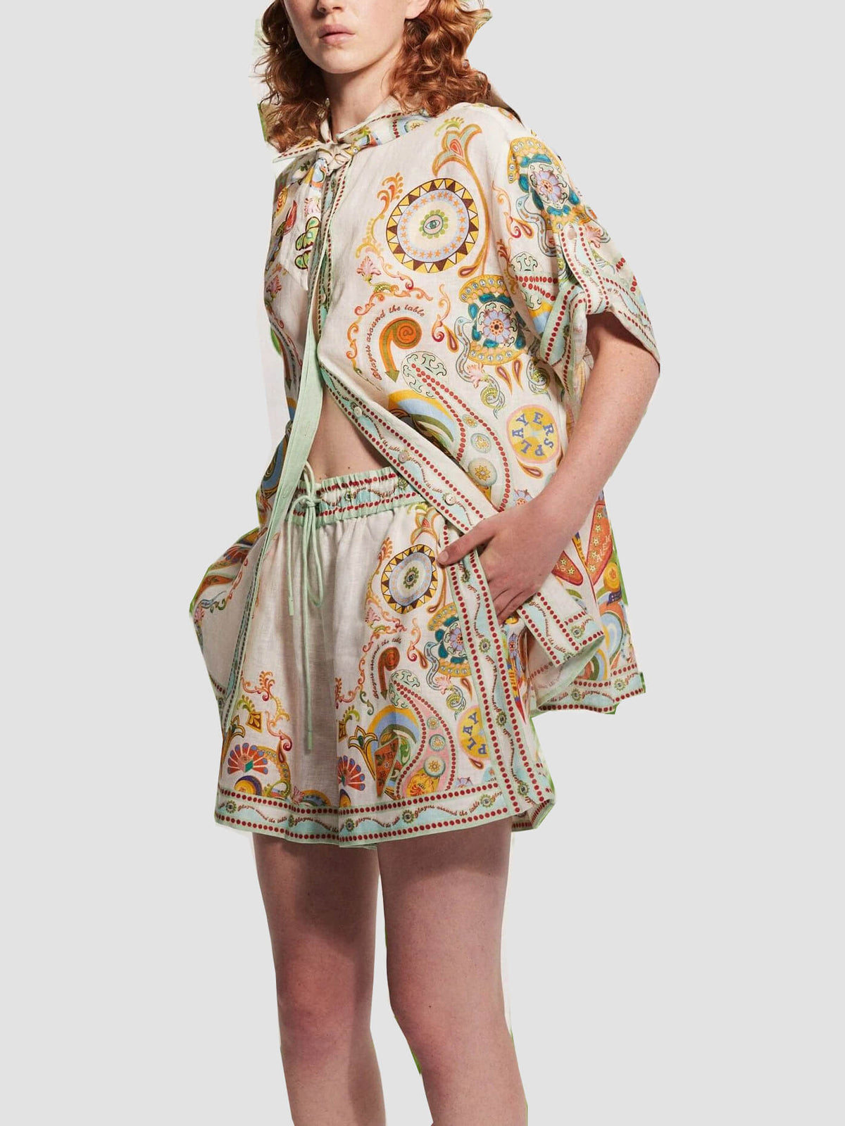 Ensemble deux pièces original à imprimé floral de noix de cajou, avec short ample