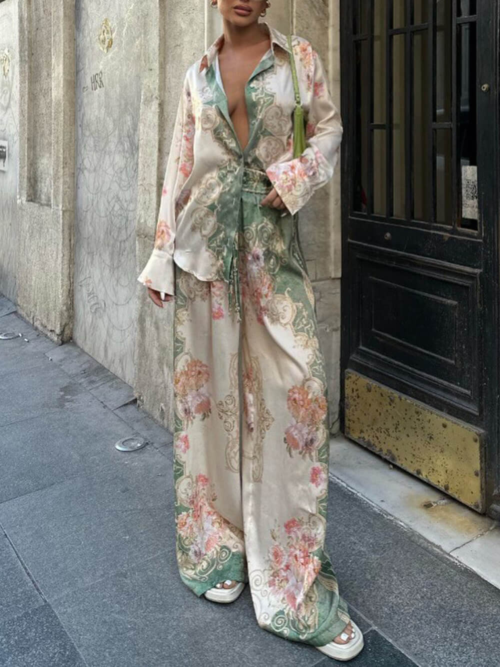 Calças de perna larga com estampado floral original, corte solto e cintura elástica