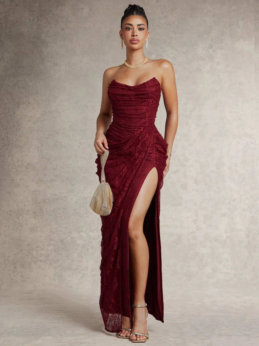 Vestido comprido cor de vinho, sem alças, com franzidos, renda e racha