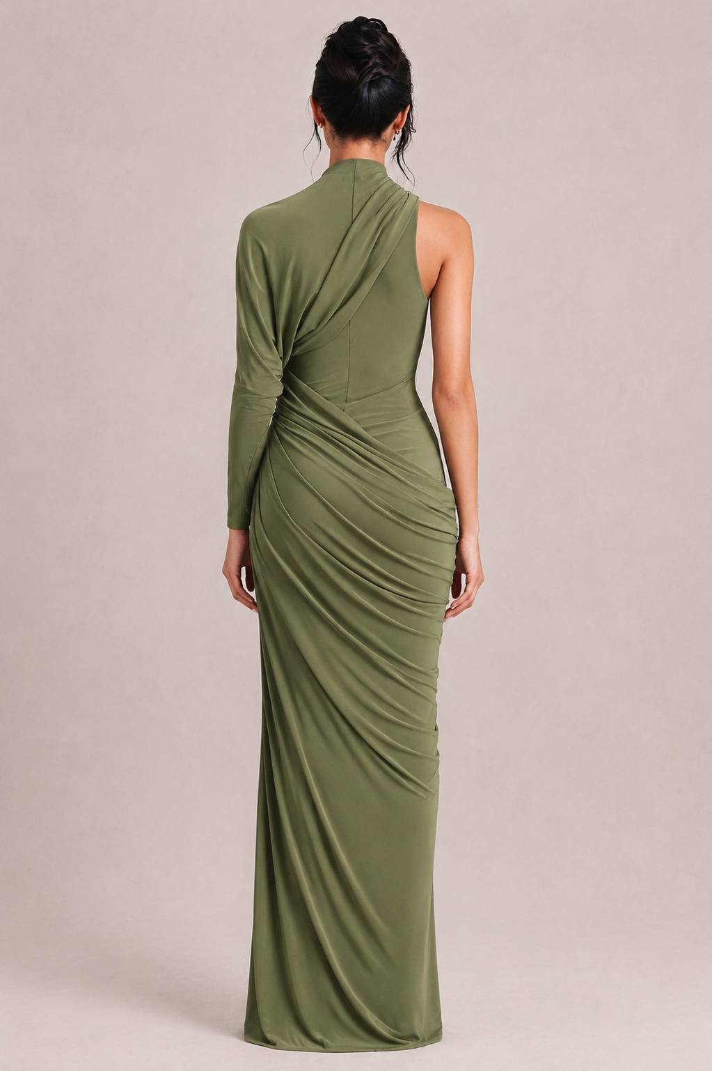 Elegantes asymmetrisches Maxikleid mit einem Ärmel und Drapierung