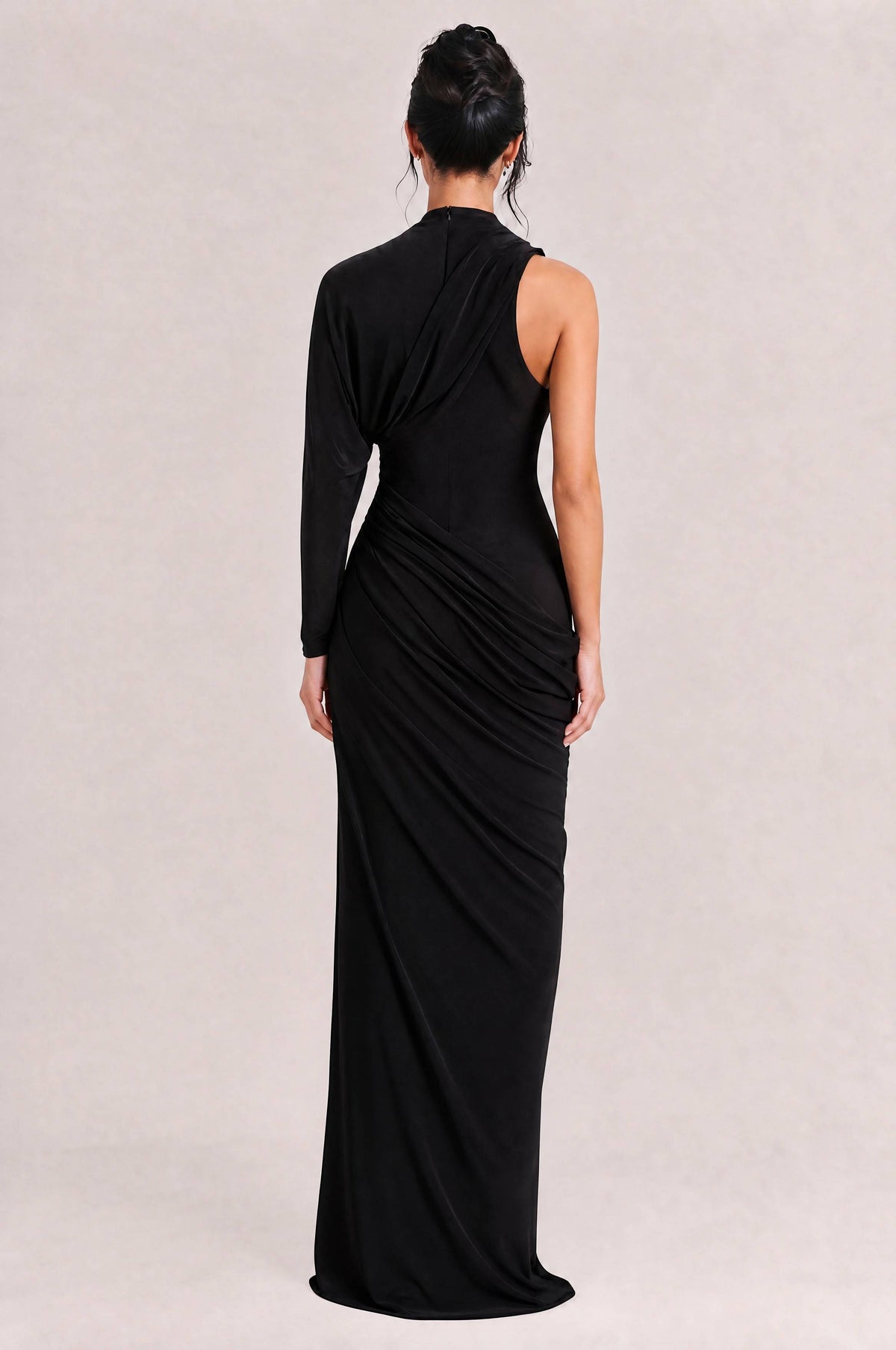 Elegantes asymmetrisches Maxikleid mit einem Ärmel und Drapierung