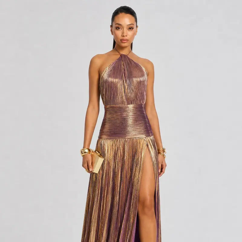 Elegantes Maxikleid mit Metallic-Plisseefalten und Neckholder