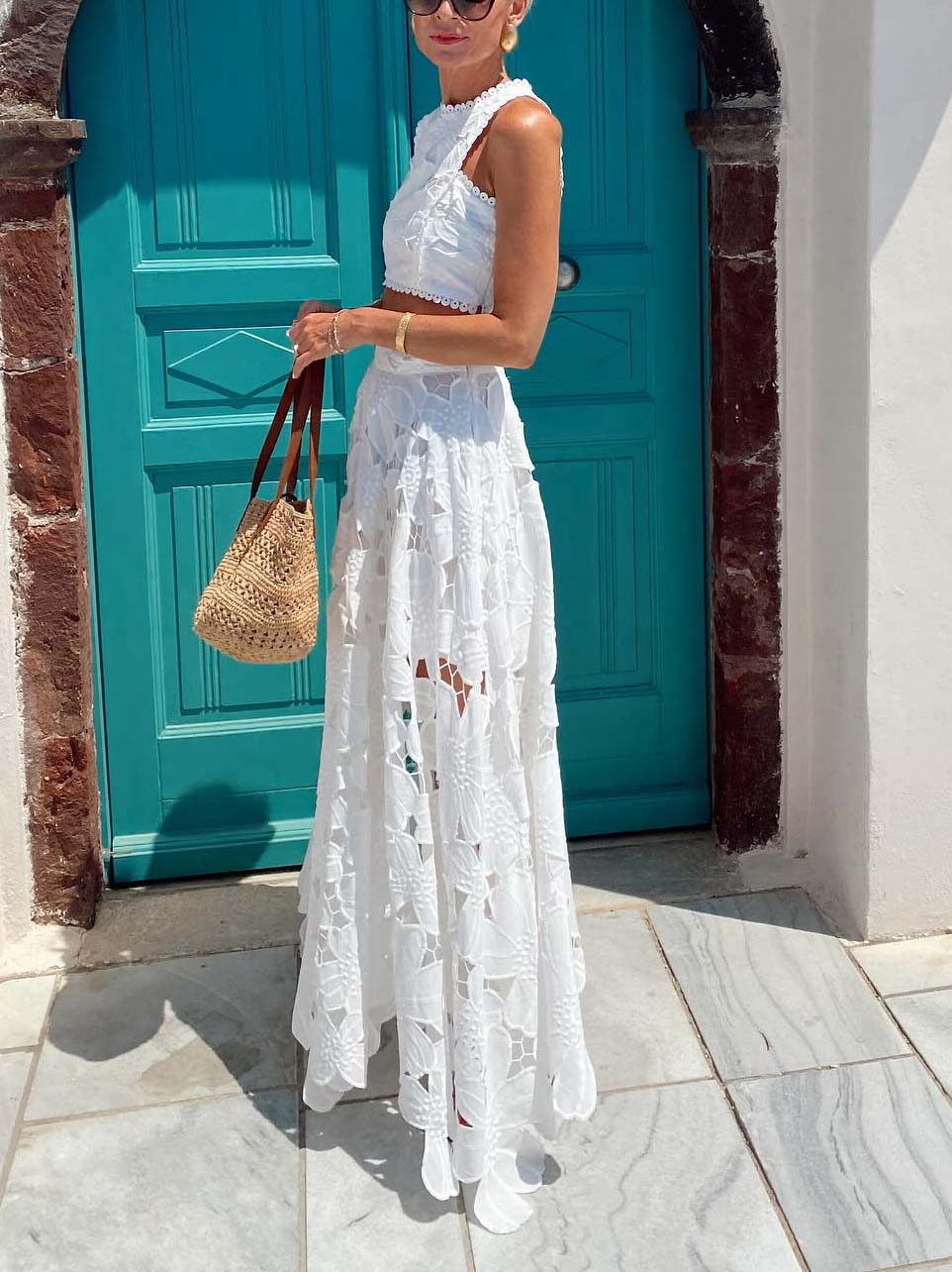 Top corto elegante de encaje floral calado
