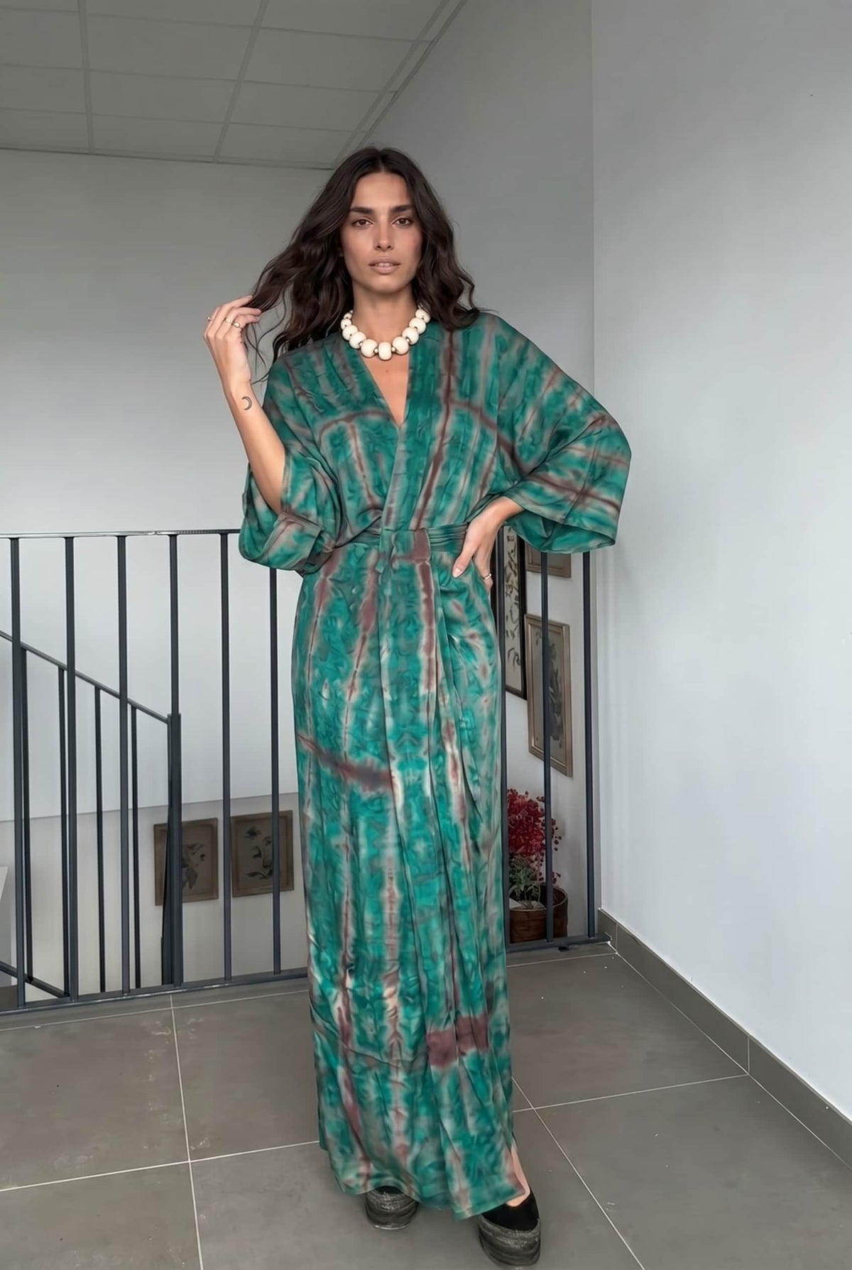 Maxikleid mit V-Ausschnitt, Print, Schlitz und Bänderdetail