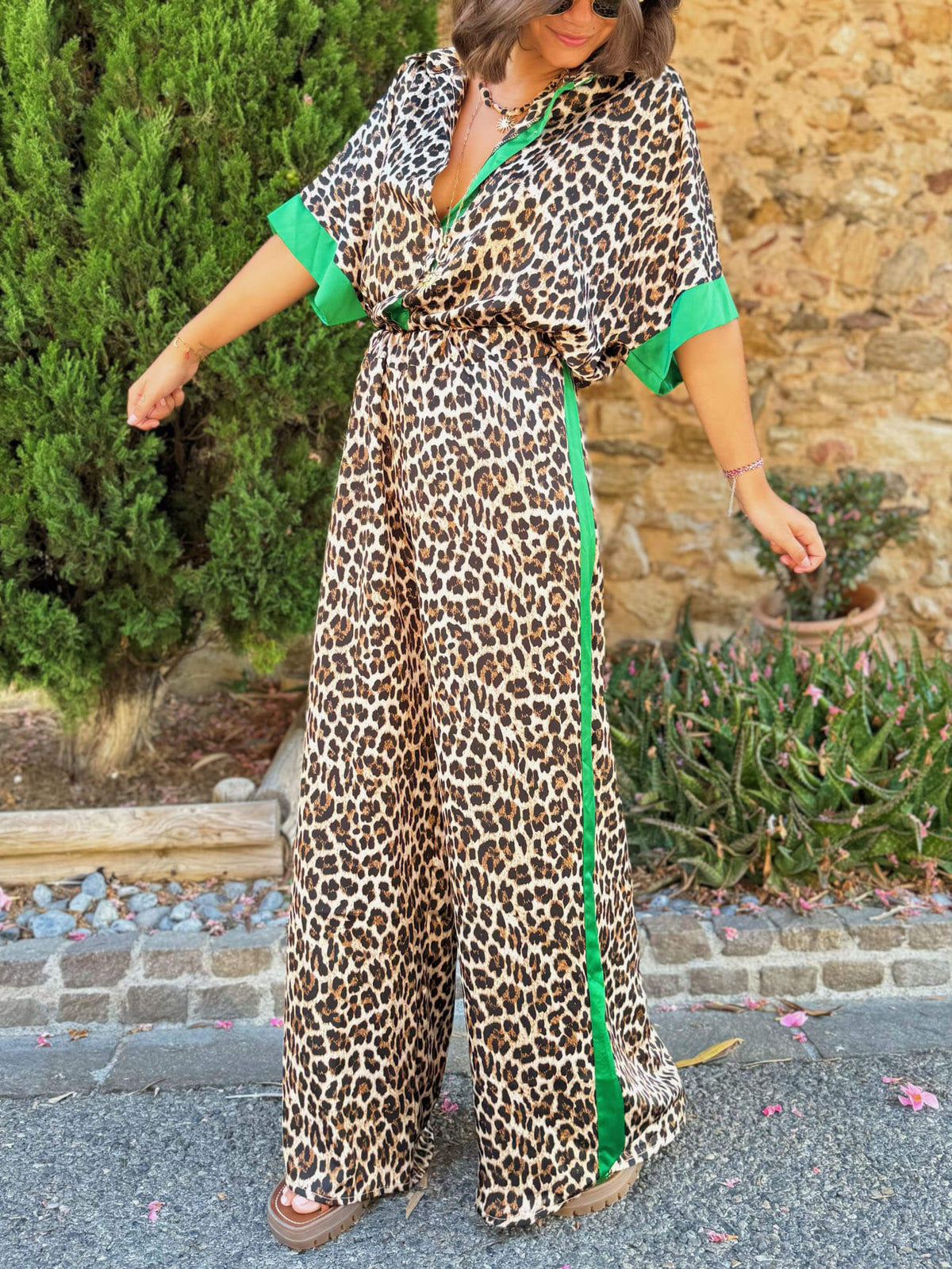 Calças de perna larga requintadas com estampado de leopardo e flores em contraste