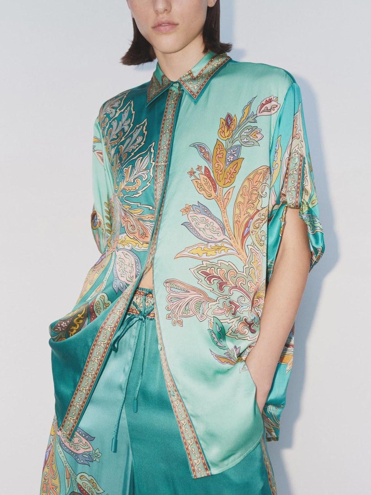 Einzigartiges lockeres zweiteiliges Set aus Satin mit botanischem Blumenprint