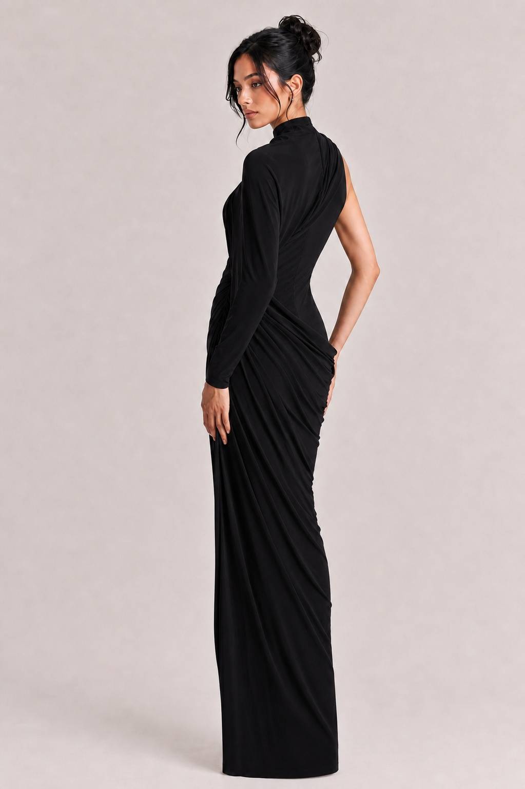Elegantes asymmetrisches Maxikleid mit einem Ärmel und Drapierung