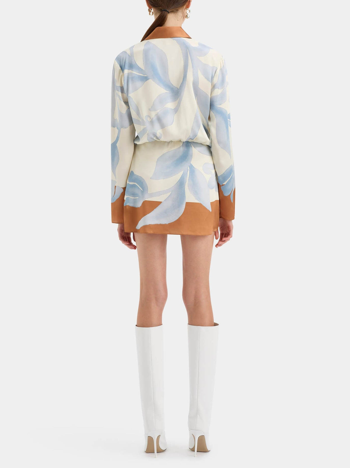 Abito corto alla moda con camicia annodata irregolare, tie-dye a contrasto