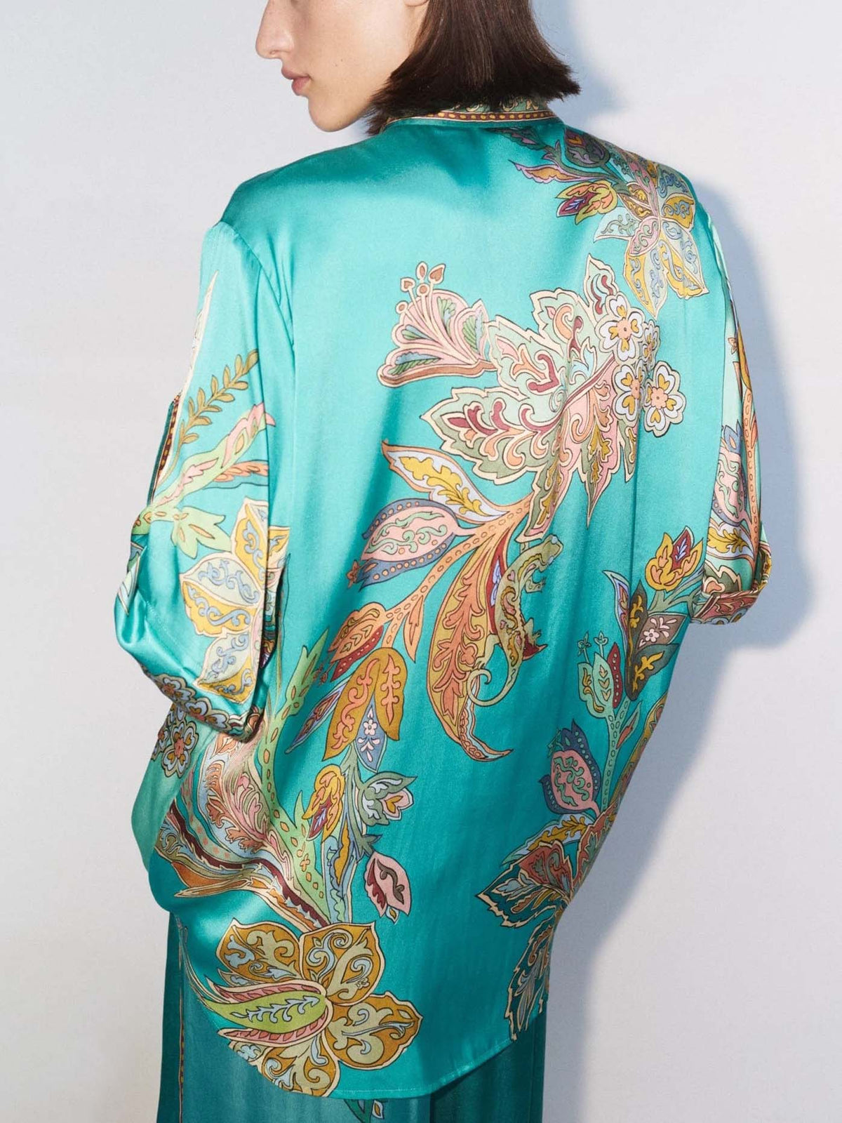 Einzigartiges lockeres zweiteiliges Set aus Satin mit botanischem Blumenprint