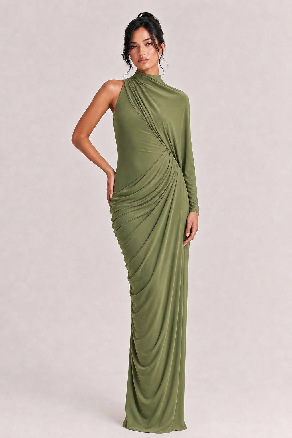 Elegante abito lungo monomanica asimmetrico e drappeggiato